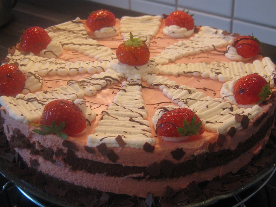 Joghurt-Torte mit Erdbeeren - Rezept | Kochrezepte.at