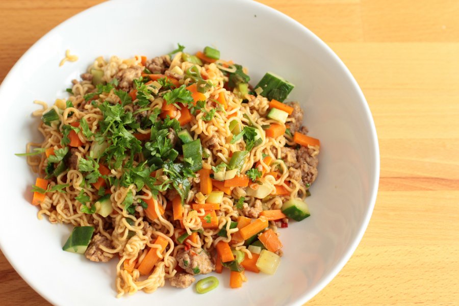 Asiatische Nudeln mit Gemüse - Rezept | Kochrezepte.at
