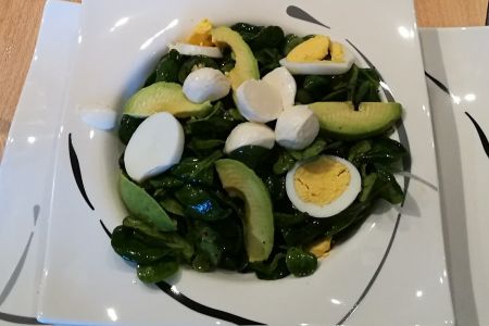 Avocado-Vogerlsalat mit Ei