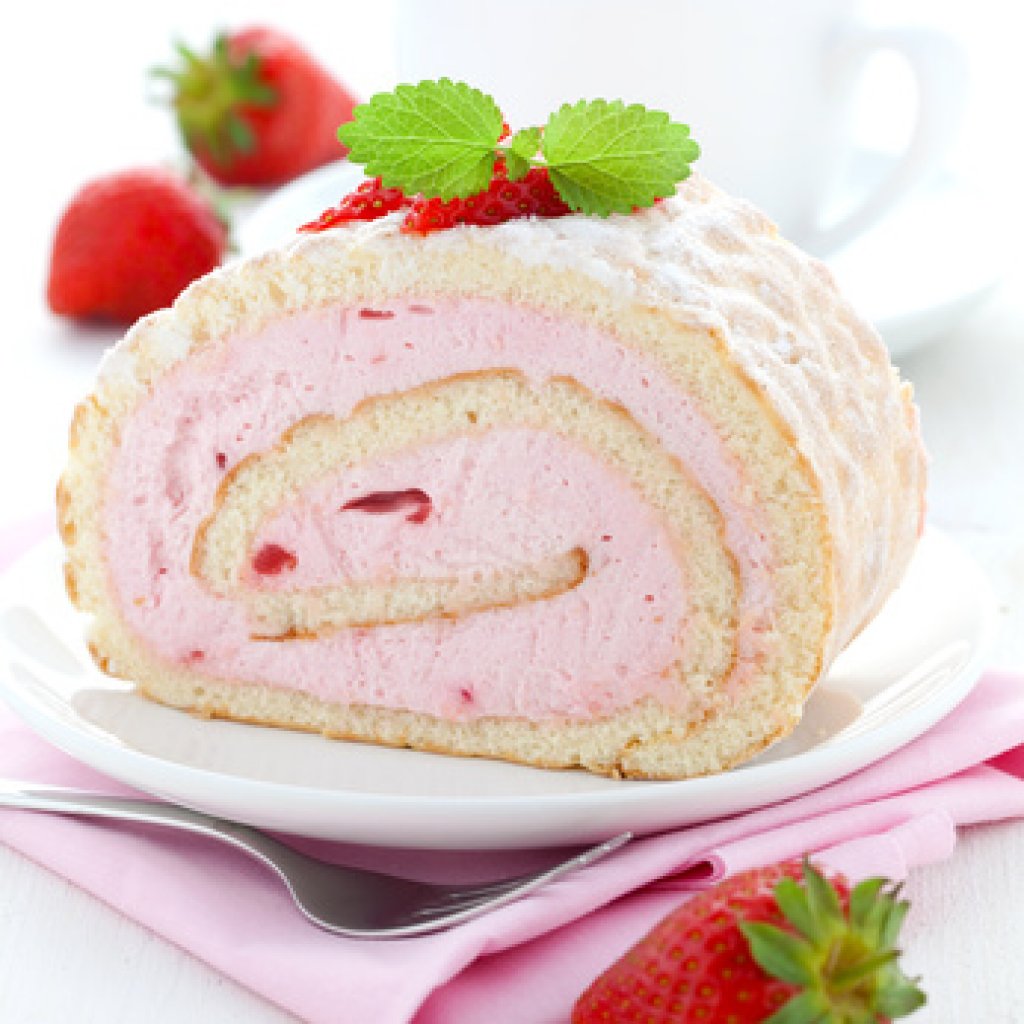 Biskuitroulade mit Erdbeercreme - Rezept | Kochrezepte.at