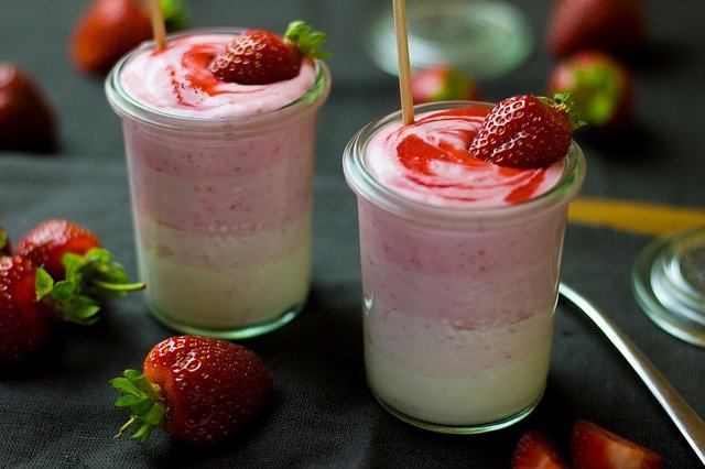 Joghurt-Topfen Creme mit Erdbeeren - Rezept | Kochrezepte.at