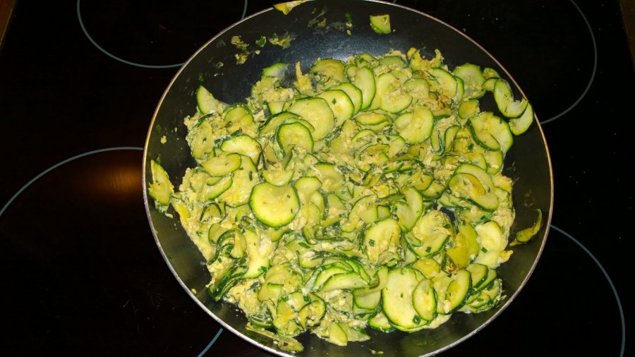 Zucchinigemuse Mit Ruhrei Rezept Kochrezepte At