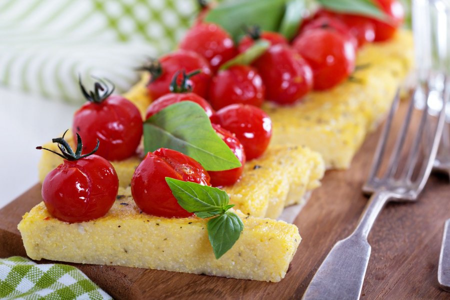 Polenta-Torte mit gebackenen Tomaten - Rezept | Kochrezepte.at