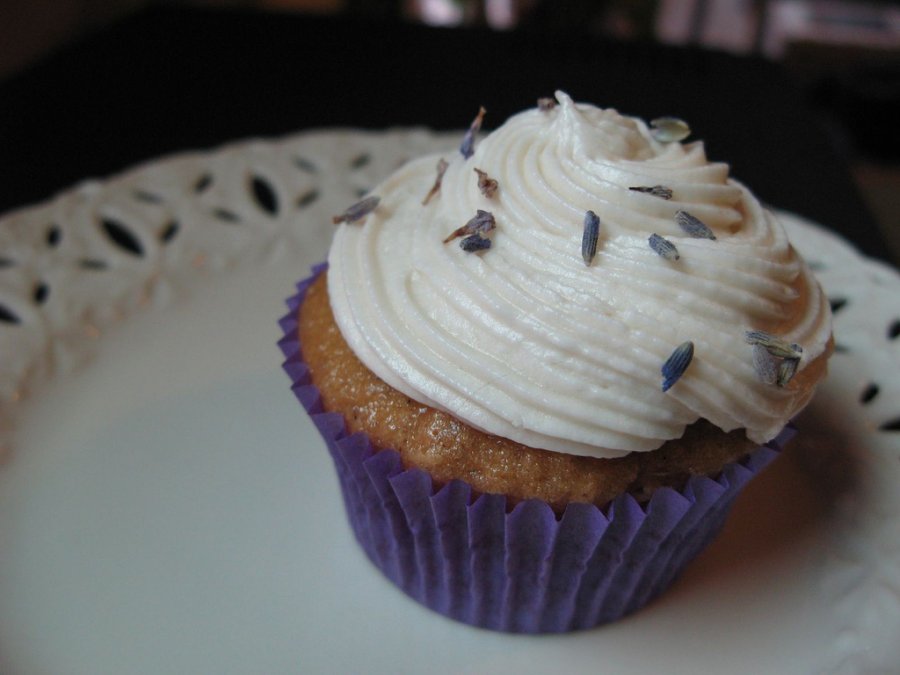 Mandel-Cupcake mit Lavendelcreme - Rezept | Kochrezepte.at