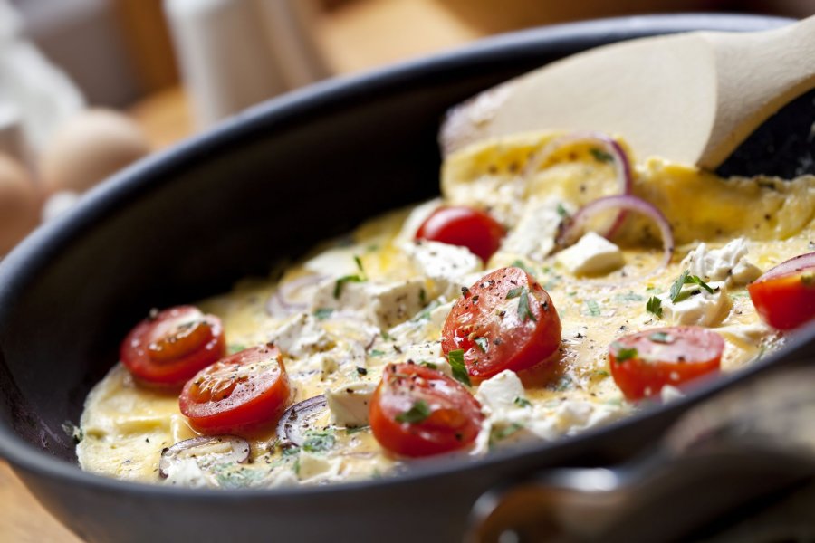 Omelette mit Tomaten, Zwiebeln und Feta - Rezept | Kochrezepte.at